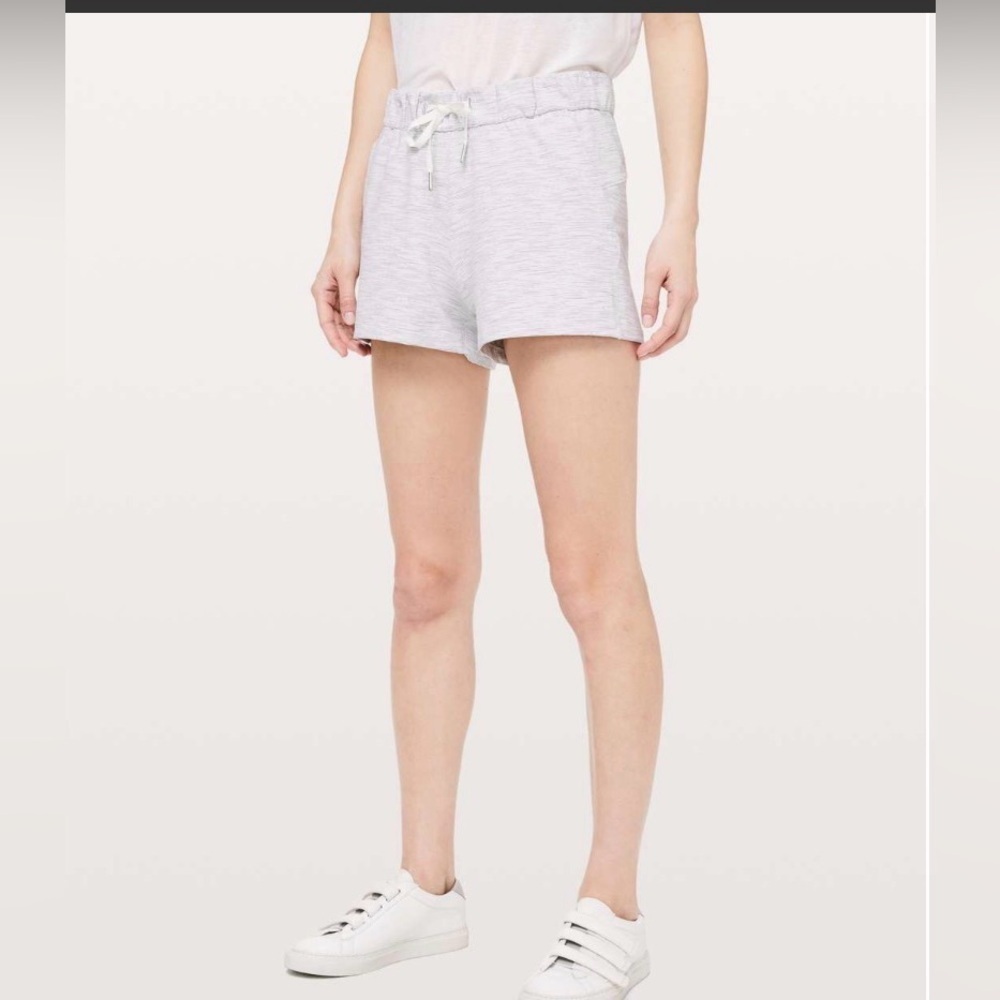 Women's Lululemon On The Fly Short size 10 - Picture 3 of 10